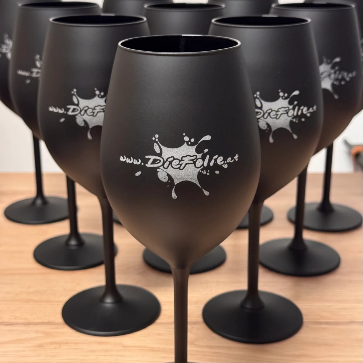 Weinglas schwarz mit Gravur Referenz